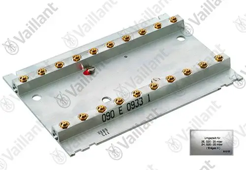 Vaillant Verteilerrohr aus Aluminium mit mehreren Anschlüssen, gepaart mit einer Plate, die für Gasanschlüsse geeignet ist. Rote LED zeigt Betriebszustand an.